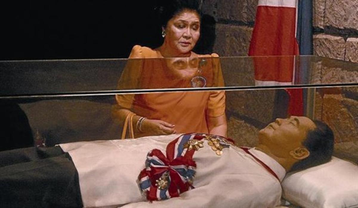 Syjuco fa girar la seva novel·la al voltant d’un manuscrit sobre les grans famílies que han dominat el seu país.