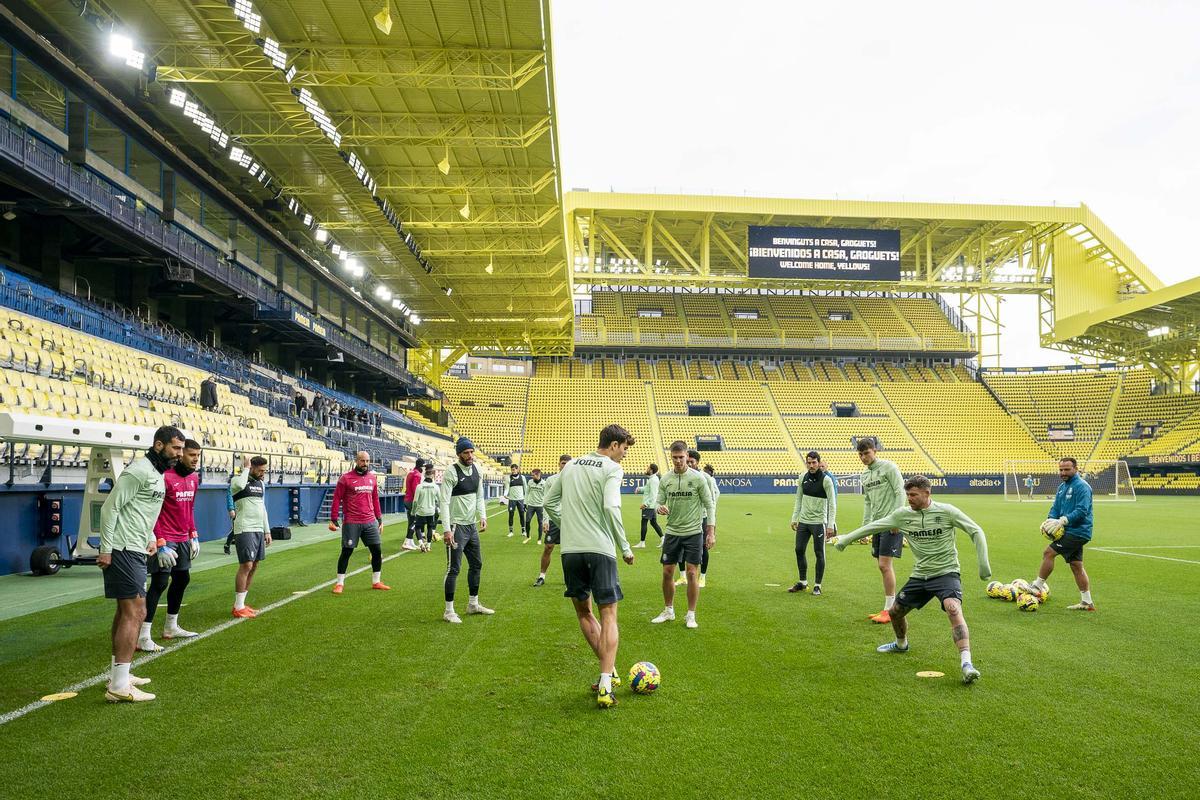 Los jugadores del Villarreal pisaron el viernes 30 por primera vez el césped del nuevo Estadio de la Cerámica.