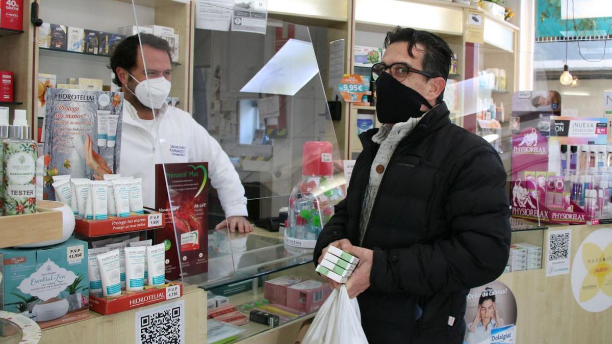 Un client comprant quatre testos a la farmàcia de Doñate, a Barcelona.  | ACN