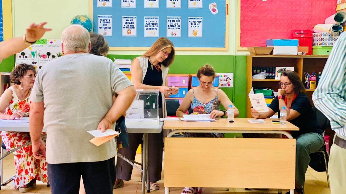 Votantes en Almendralejo