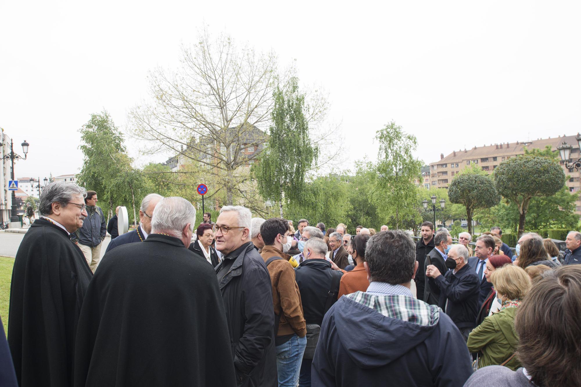 El deán de la Catedral de Oviedo ya está en el callejero: así fue la inauguración de la plaza Benito Gallego