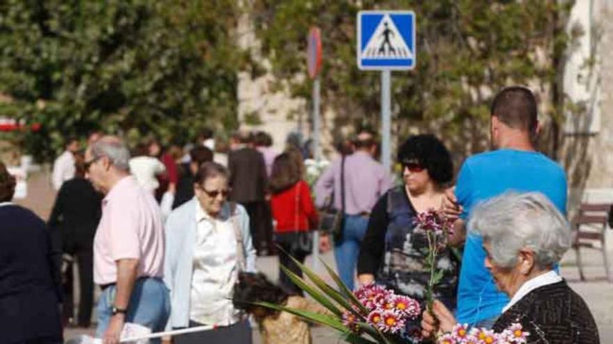 Venta de flores a la entrada del cementerio.