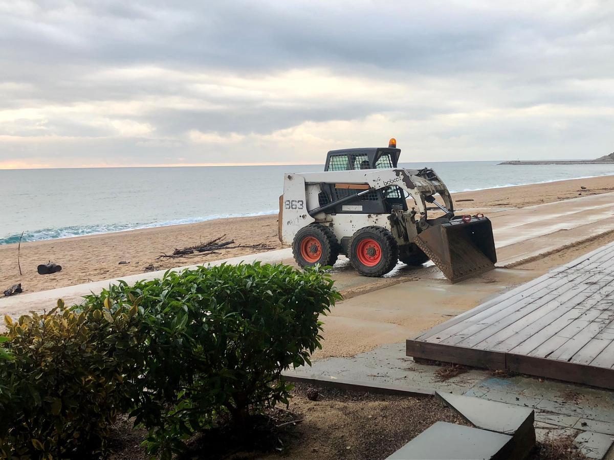 Les fotos de l'estat del passeig marítim de Platja d’Arodesprés de la llevantada