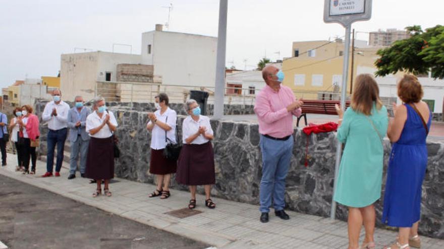 Momento del acto de descubrimiento de la placa de la calle.