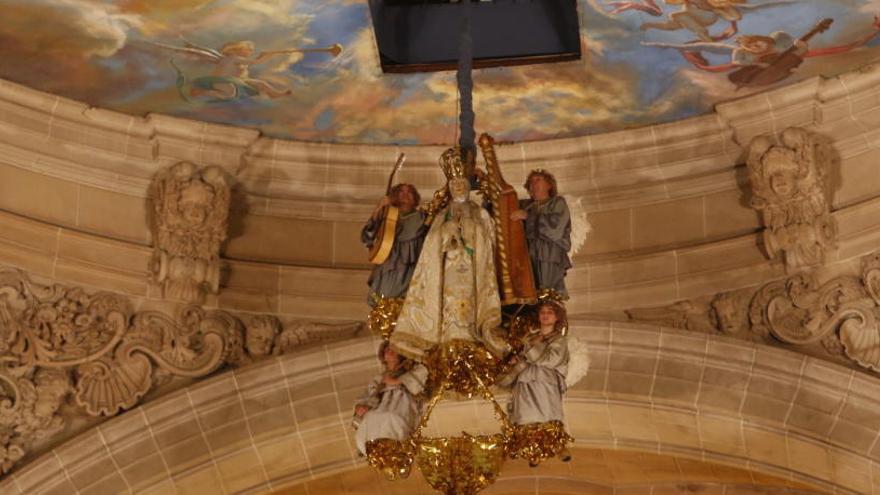 La Virgen coronada durante la subida al cielo de la basílica.