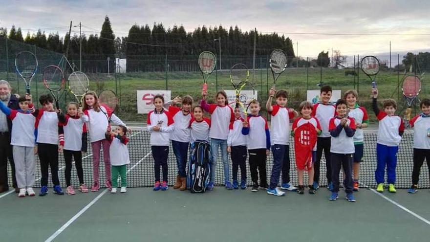 Participantes en el torneo para benjamines y alevines de Luanco.