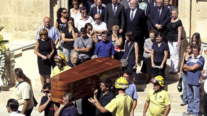 Compañeros del fallecido portan el féretro junto a a familiares y amigos, y en segundo término Castellano, Fabra, Cañete y Cotino.