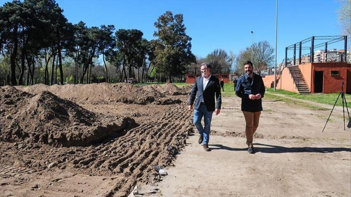 Pizarro y Dóniga, en los terrenos de la futura pista de skate de Plasencia.