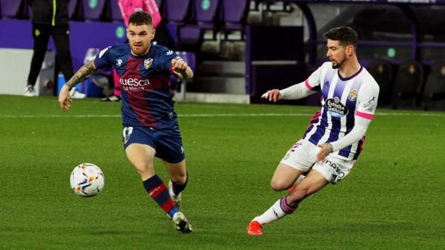 Javi Galán conduce la pelota durante un patido de la pasada temporada contra el Valladolid. // EP