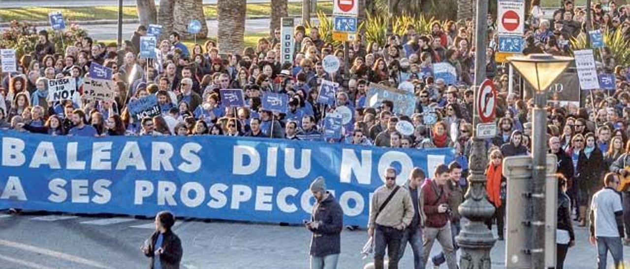 La sociedad mallorquina  se echó en masa a la calle  para parar unas prospecciones que al final mueren por motivos económicos.