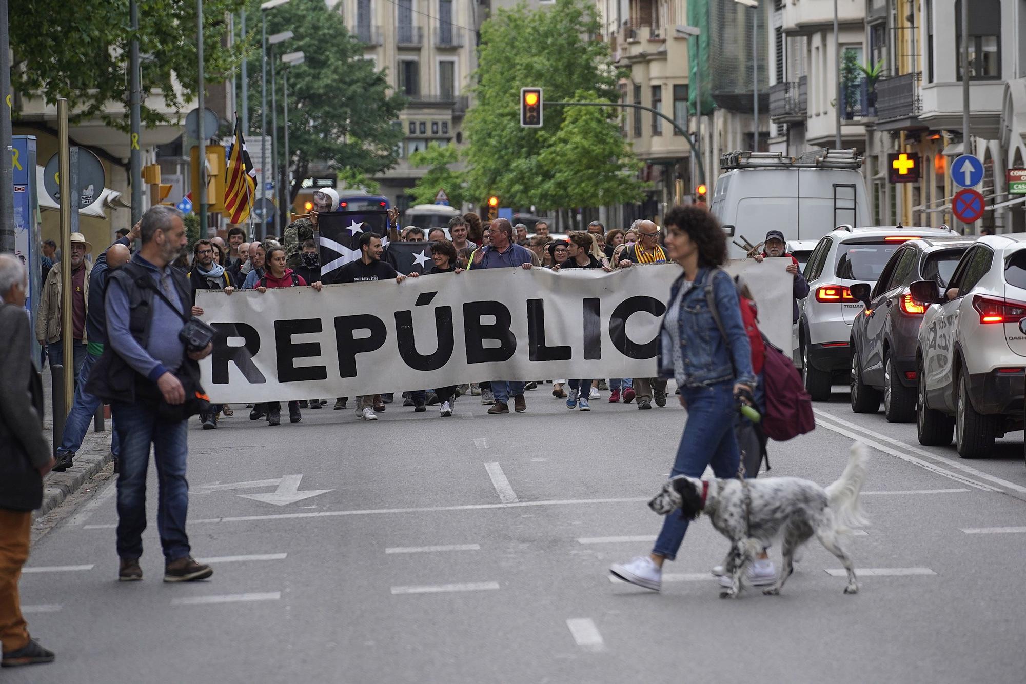 Cremen un ninot del rei a Girona