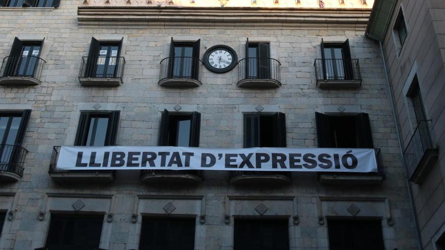 La junta electoral permet ara a l&#039;Ajuntament de Girona penjar la pancarta «Llibertat d&#039;expressió»