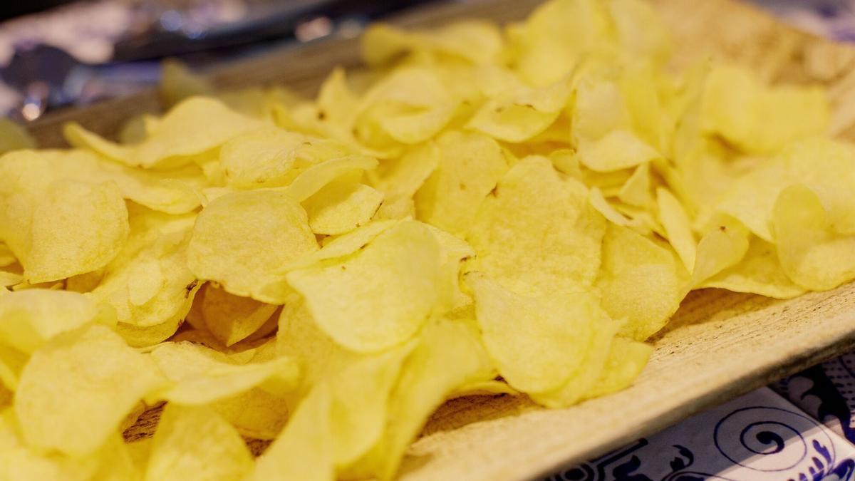 Un plato de patatas fritas.