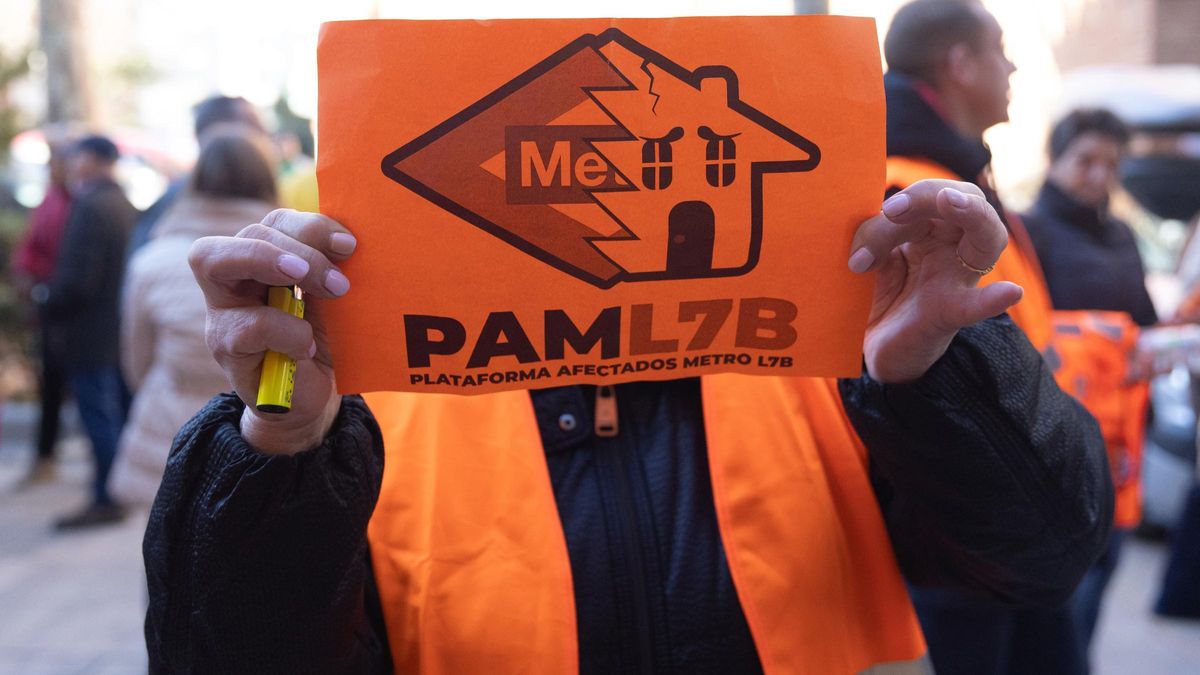 Archivo - Una mujer porta una pancarta de la Plataforma de Afectados Metro L7B