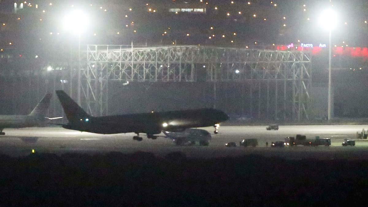 El avión de Air Canada, tras aterrizar de emergencia en el Aeropuerto de Madrid Barajas