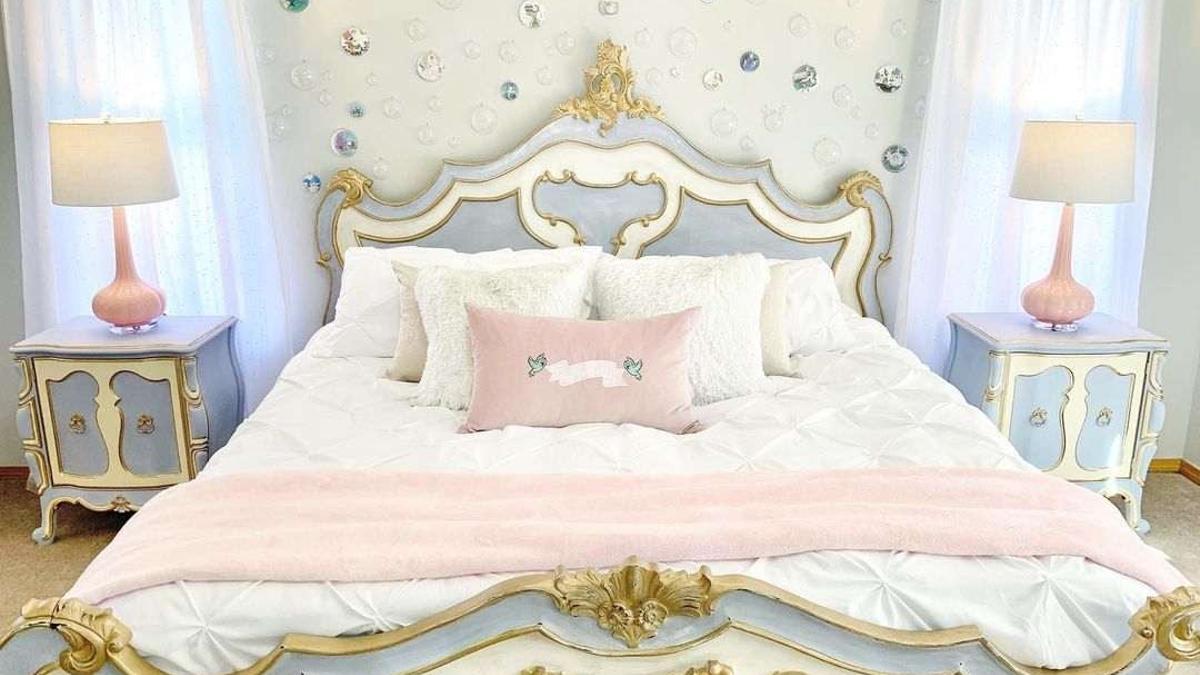 Cama de princesas en una casa estilo Disney