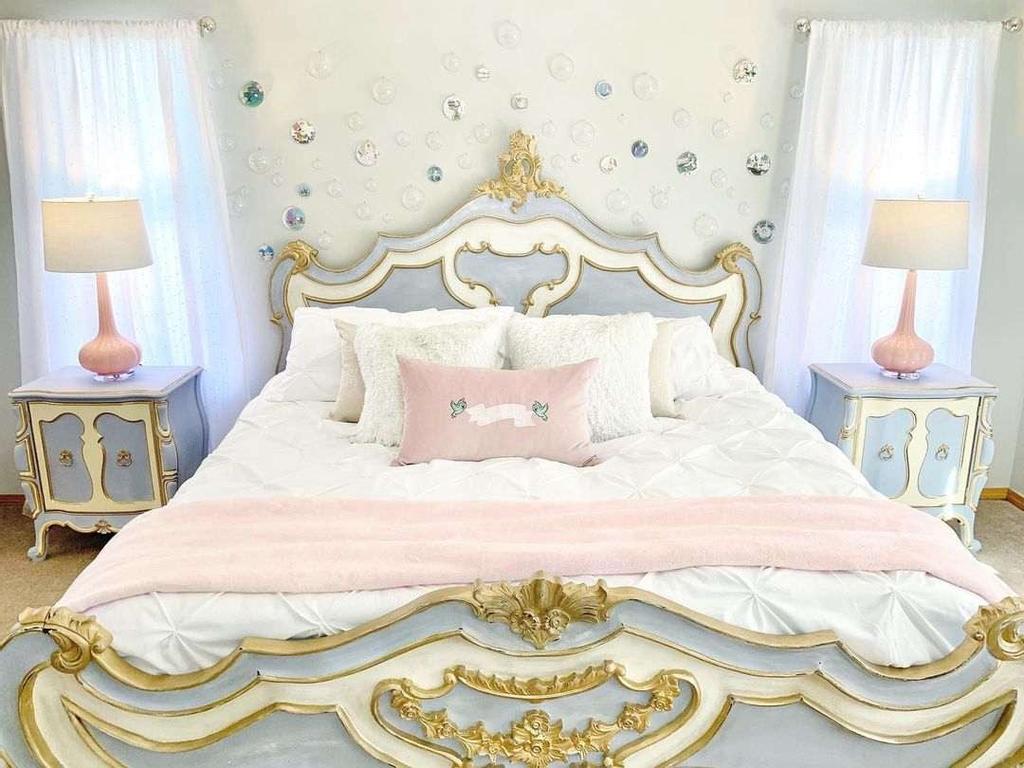 Cama de princesas en una casa estilo Disney