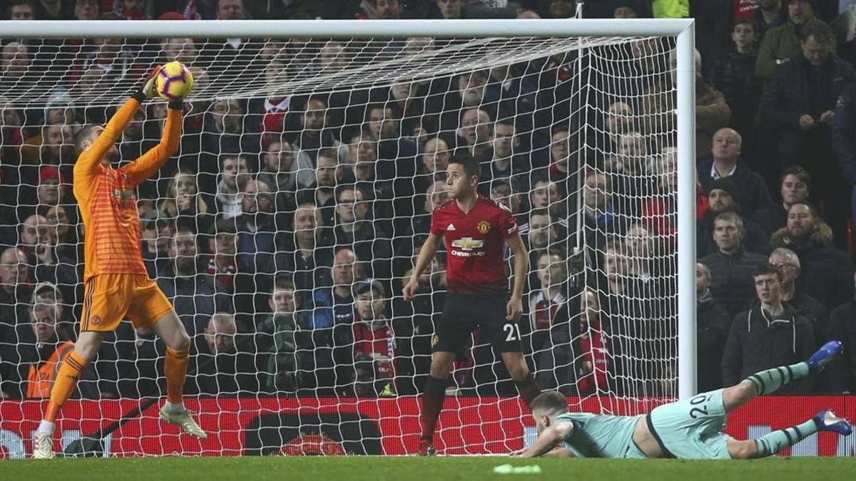 Mustafi (Arsenal), en el césped, observa como se le escapa el balón a De Gea y como Ander Herrera tratará, sin lograrlo, sacar el balón de dentro de sus redes.