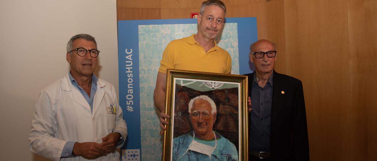 Óscar García Raposo, hijo del doctor José García Buitrón, entre el gerente del área sanitaria coruñesa, Luis Verde Remeseiro, y el doctor Marcelino González Martín, durante el homenaje a su padre, ayer, en el Hospital Universitario.