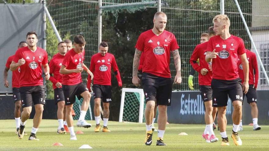 Guidetti y Wass charlan durante un entrenamiento del Celta en A Madroa antes de iniciar el equipo la concentración en tierras inglesas. // Alba Villar