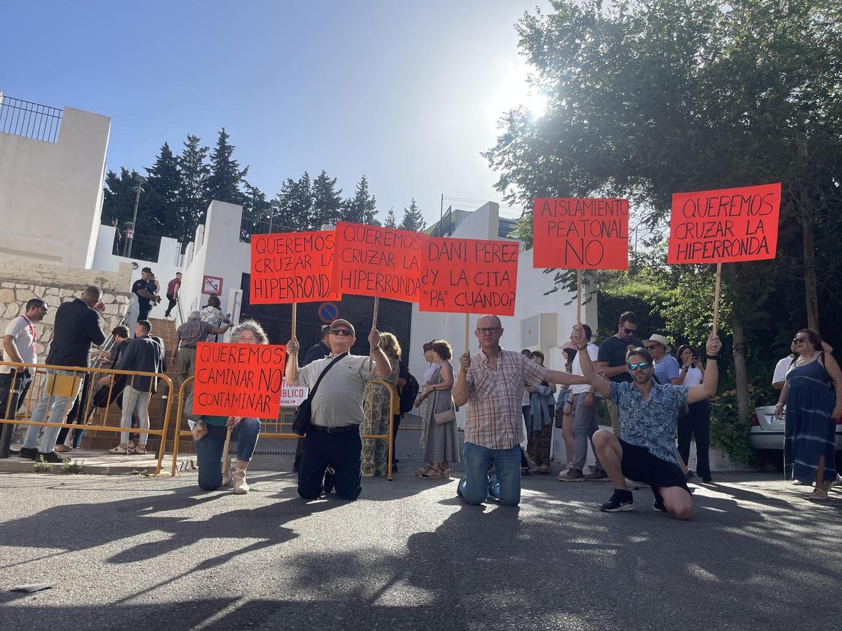 Vecinos de a Junta de los Caminos reclamaron una solución a la entrada del recinto donde se celebró ayer el mitin de Pedro Sánchez.