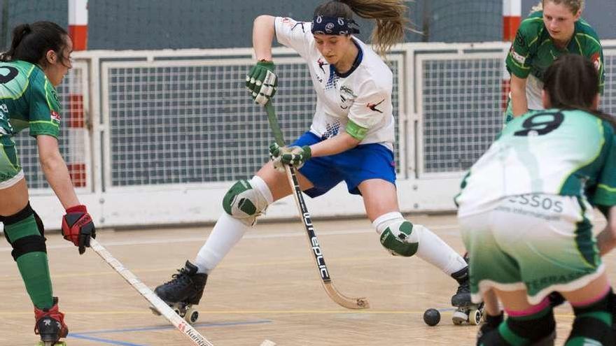 María Sanjurjo, rodeada por tres rivales, intenta avanzar con la bola en el partido contra el Sferic.