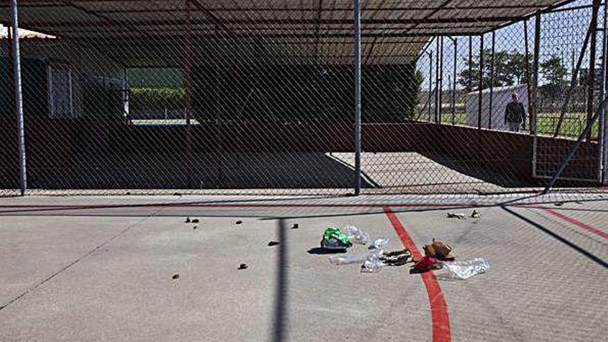 Basura y excrementos de perro en las pistas deportivas.