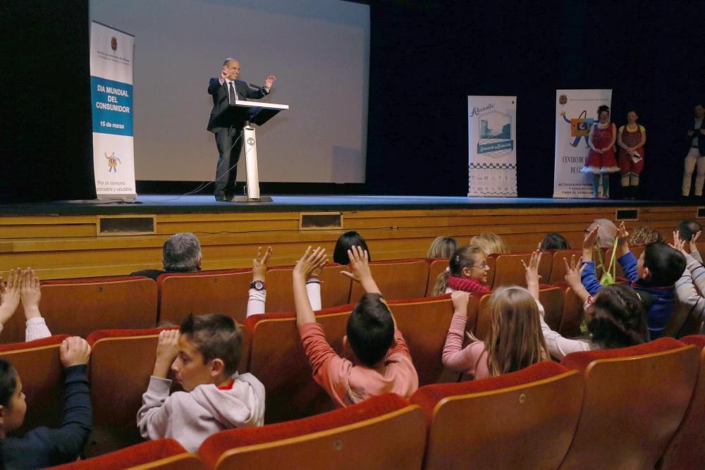 Echávarri entrega los premios de los concursos escolares organizados con motivo del Día del Consumidor