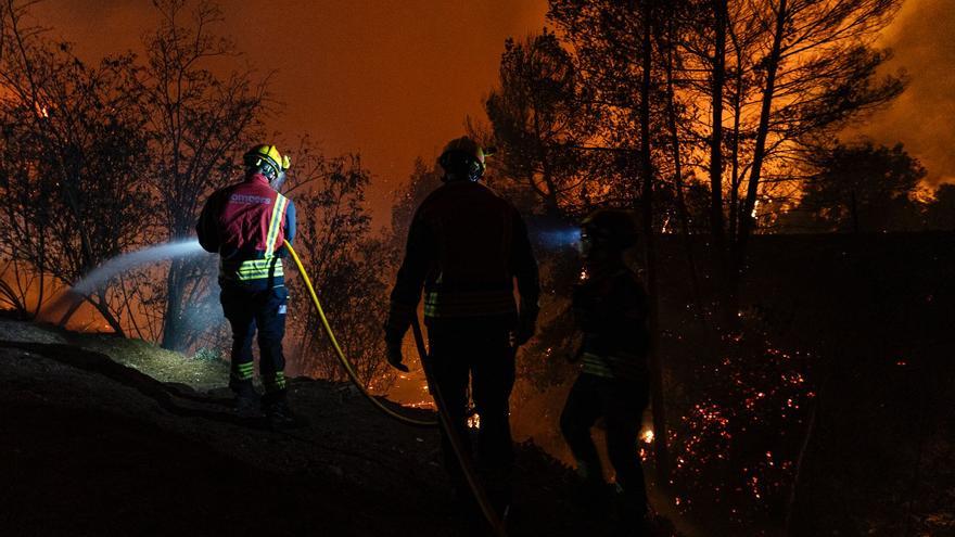 INCENDIO BENASAU | Los bomberos trabajan en la extinción de un incendio ...