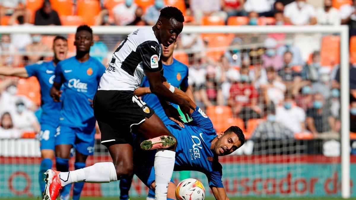 Diakhaby lucha por un balón con un rival