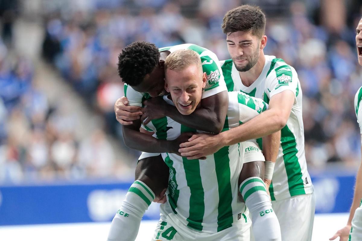 Obolskii celebra su gol en el Carlos Tartiere con Adilson Mendes y Theo Zidane.