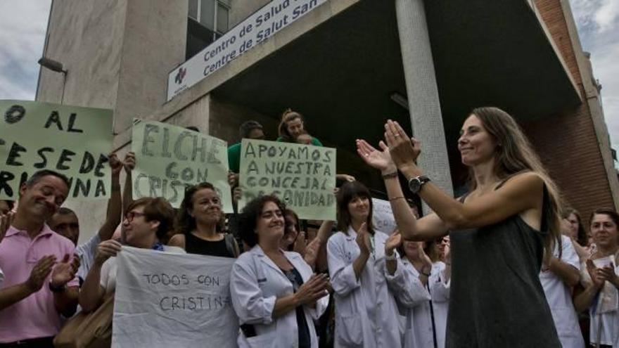 La edil de Sanidad recibió el caluroso y sentido apoyo por parte de muchos trabajadores sanitarios y de ciudadanos anónimos que aplauden su valentía