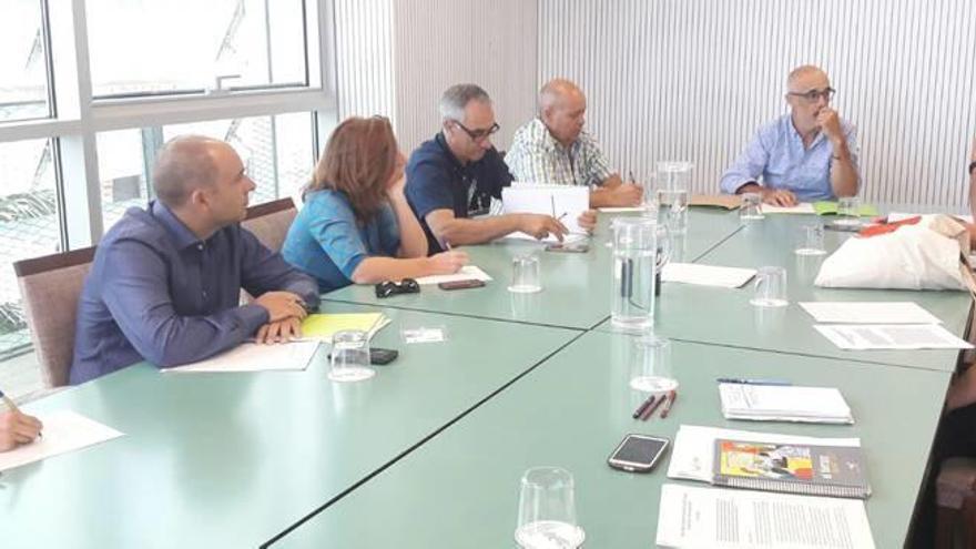 Reunión con los representantes de los tres municipios con Julià Álvaro.
