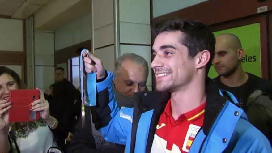 Javier Fernández regresa a España tras conseguir el bronce