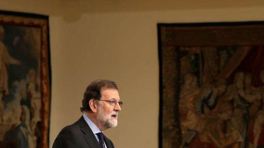 Rajoy, pronunciando la declaración institucional.