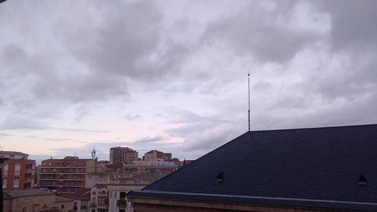 Cielos en Zamora capital muy nubosos que descargarán de forma intermitente por la mañana.