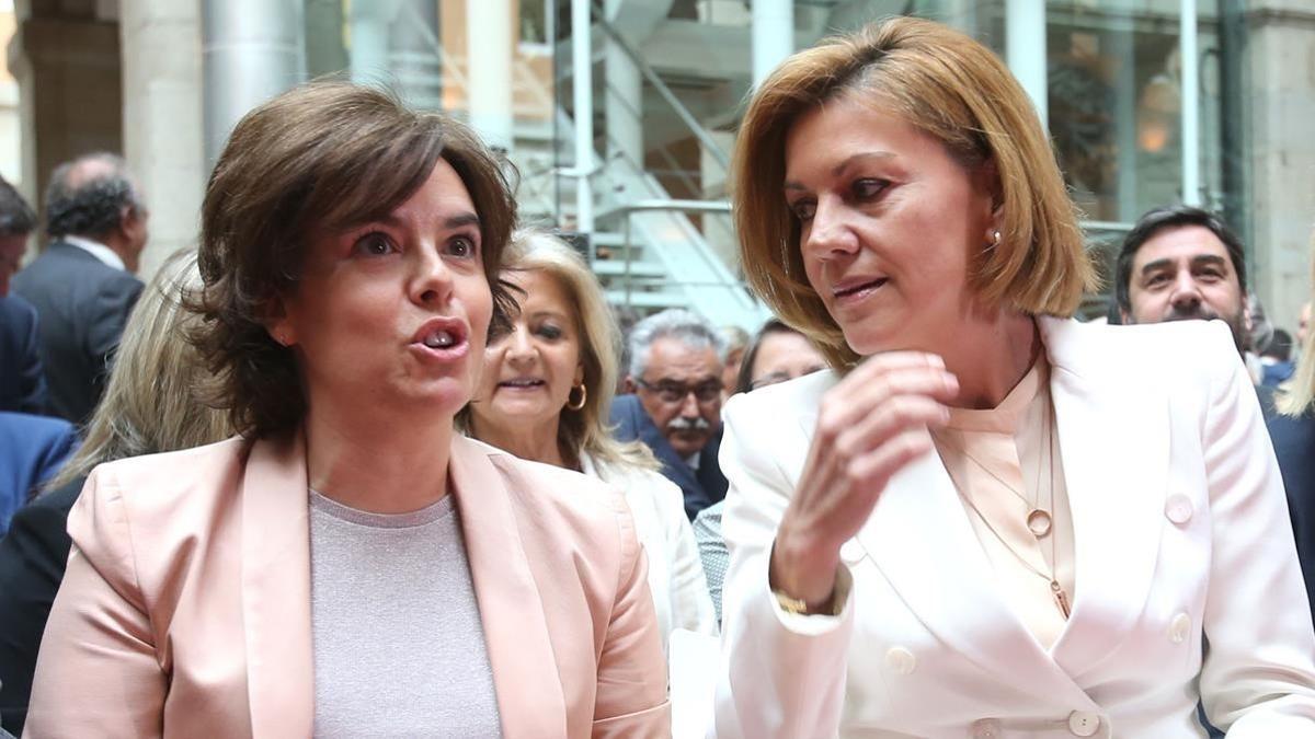 Soraya Sáenz de Santamaría y María Dolores de Cospedal, en una imagen de archivo correspondiente a la toma de posesión del presidente de la Comunidad de Madrid.