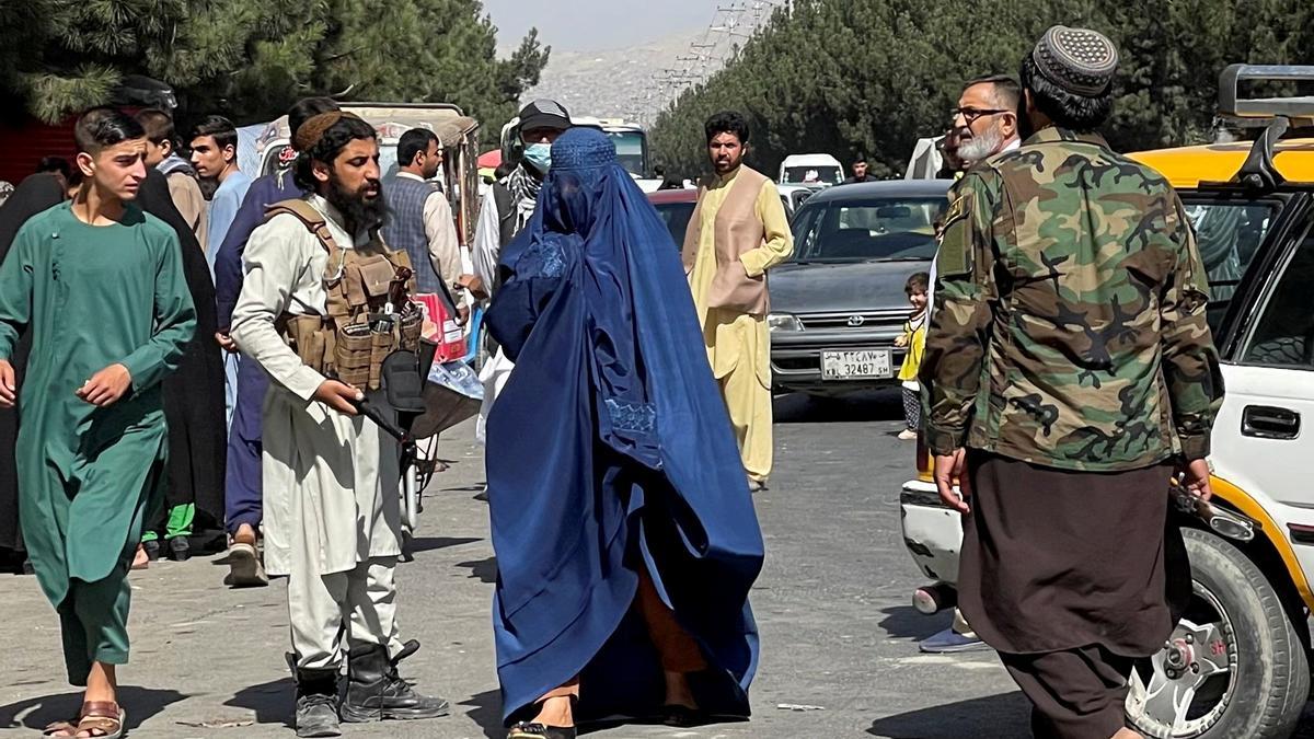 Los talibanes han cerrado las carreteras de acceso al aeropuerto.