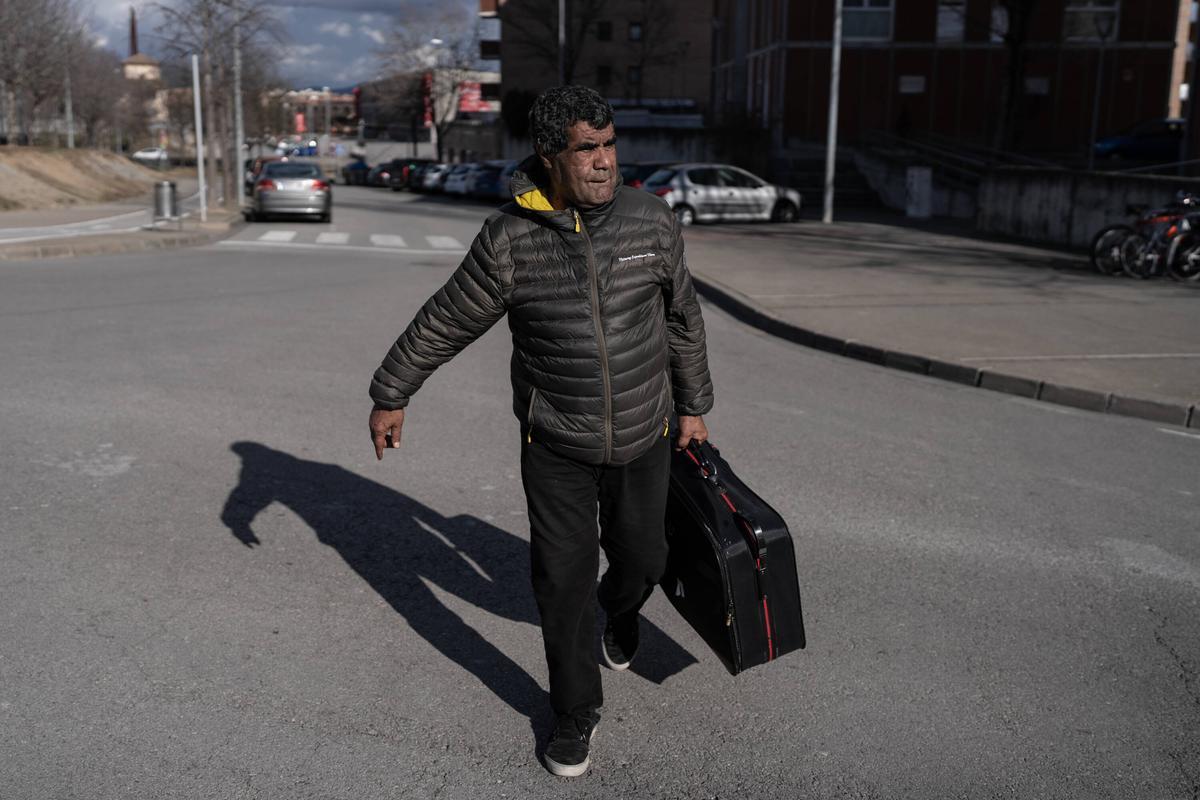 Abdelhalek Darrah recoge una de las maletas que tiene esparcidas por toda la ciudad en casas de amigos y familiares.