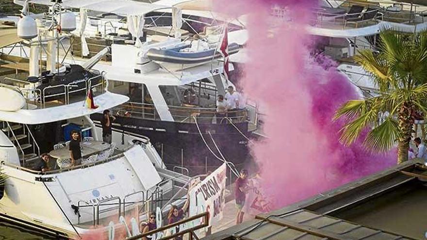 Una cortina de humo rosa durante la protesta de Arran del pasado mes de julio en Palma.