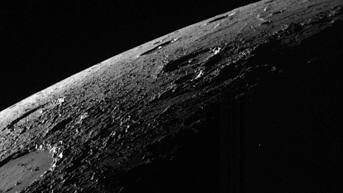 La superficie llena de cráteres de Mercurio vista por la nave espacial Messenger de la NASA.