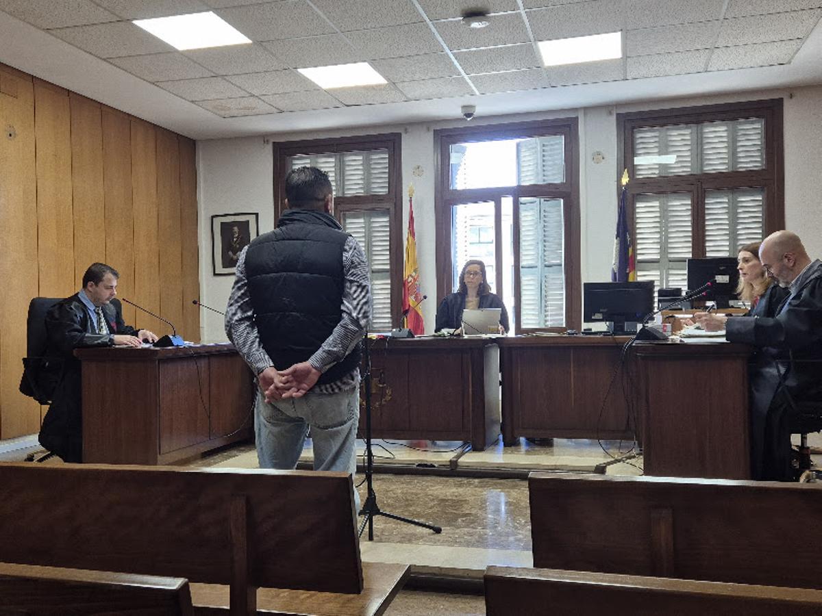 El acusado ahora absuelto de la presunta agresión sexual a una mujer en una antigua sucursal bancaria okupada durante el juicio. j