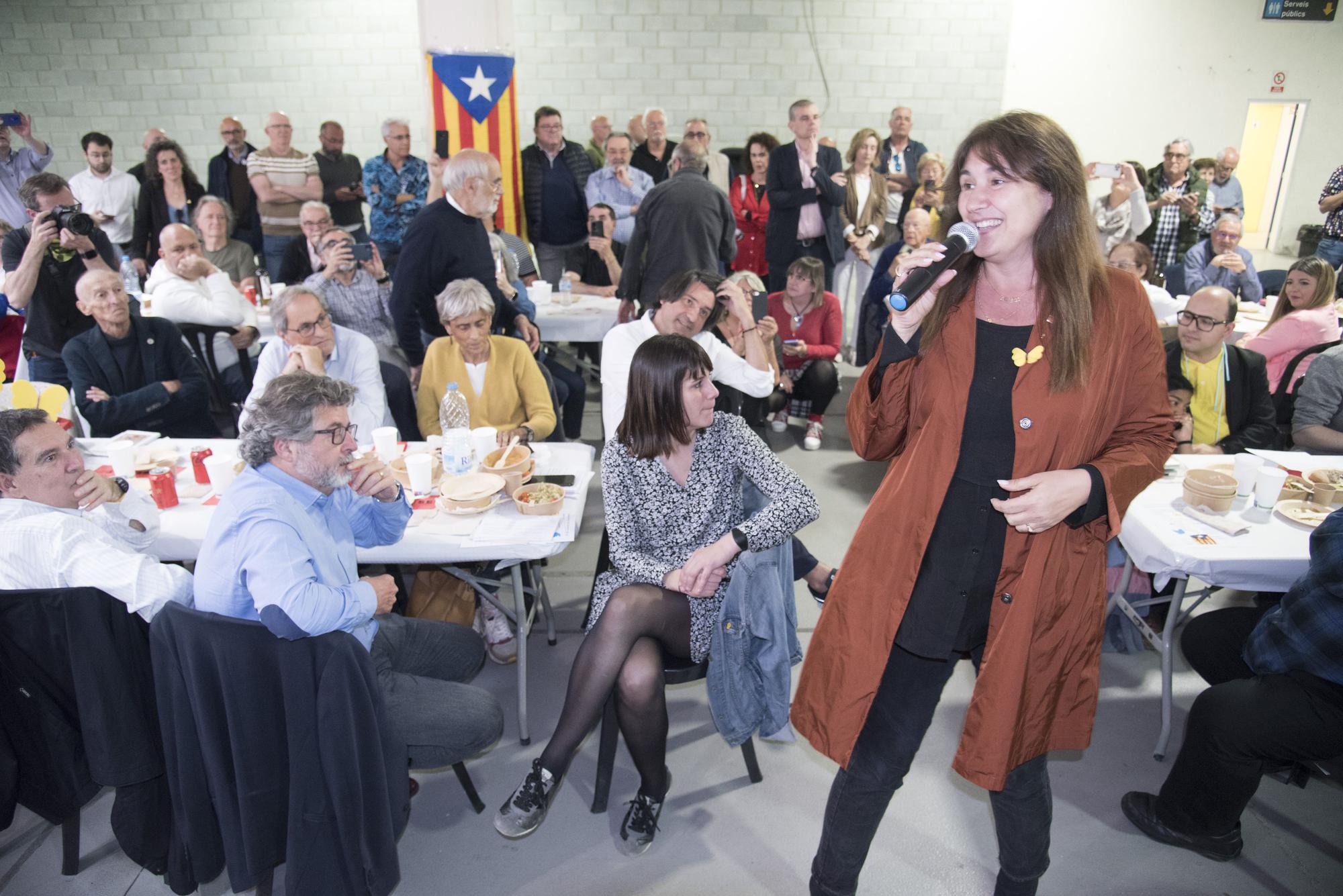 Laura Borràs es estimada en un acte amb els seus afins a Manresa