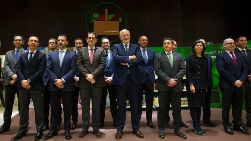 El presidente de Mercadona, Juan Roig, junto con los miembros del comité de dirección, ayer.