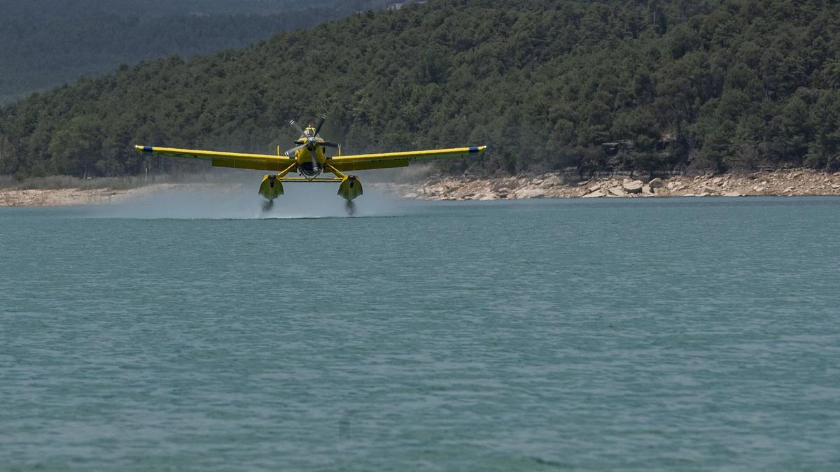 Un hidroavió carregant aigua, aquest divendres a Sant Ponç