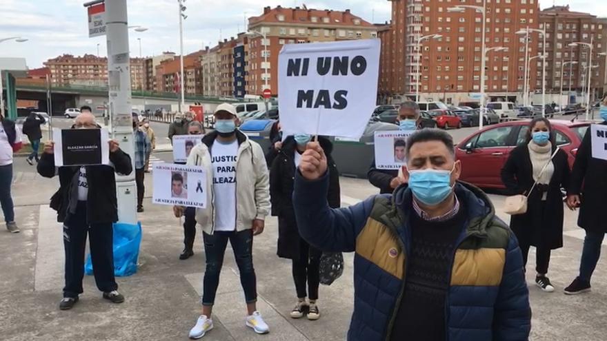 &quot;Ni uno más&quot;: el grito de apoyo en la concentración organizada en Gijón en apoyo de la familia de Eliazar García