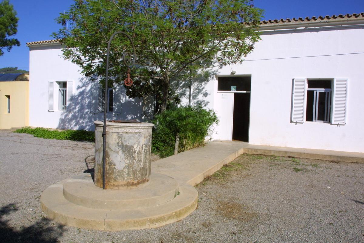 El Camp d'Aprenentatge de sa Cala se creó en 1990 en el antiguo colegio del pueblo.