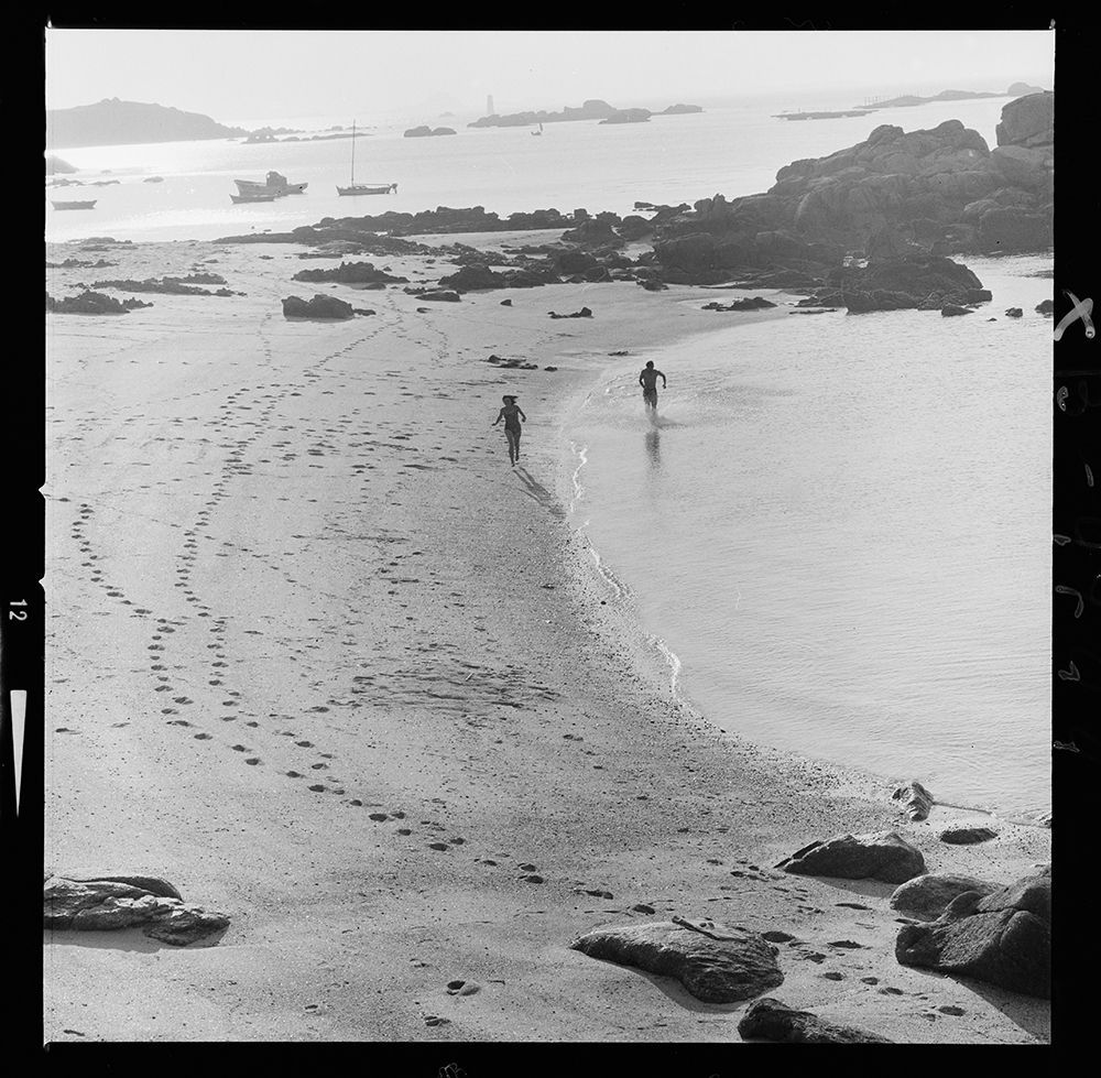 Pontevedra. Playas de San Vicente. La Toja [Paisaje de playa con una pareja en bañador corriendo por la playa.jpg