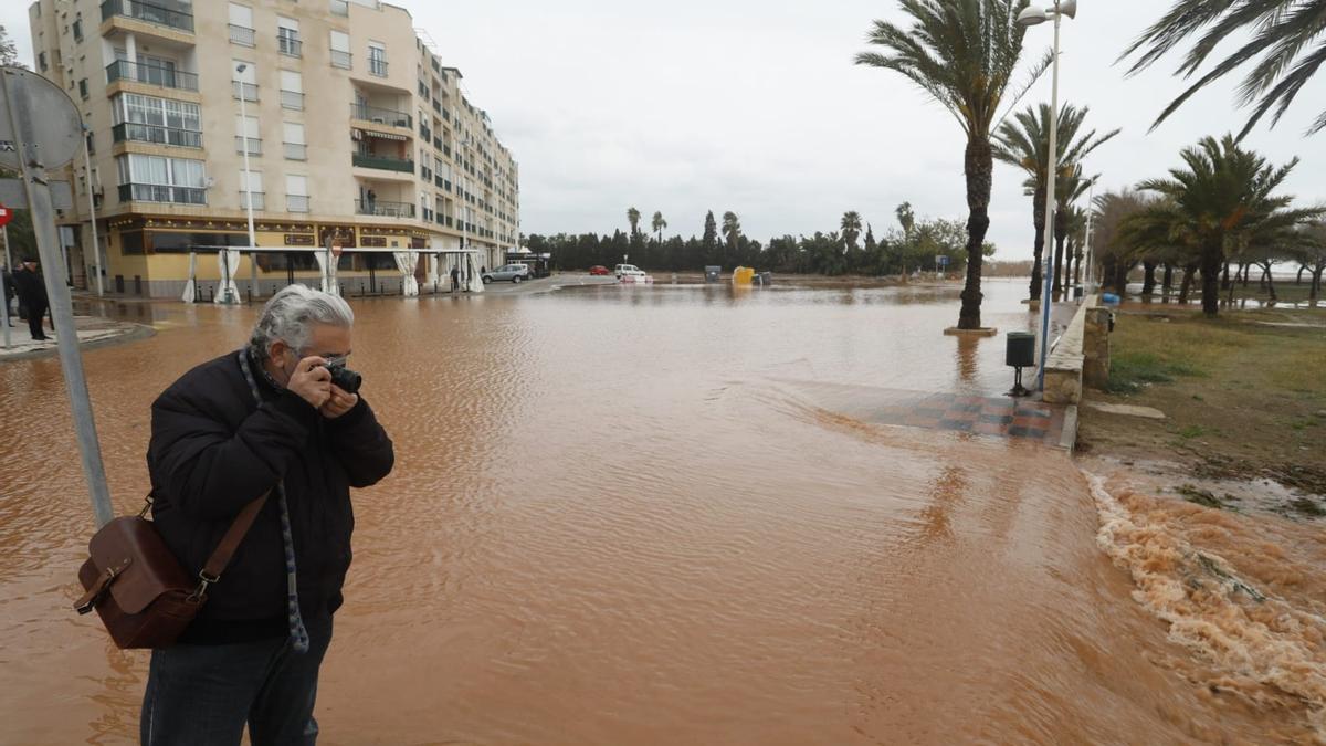 El agua inunda esta zona del paseo marítimo y la avenida del Mediterráneo.