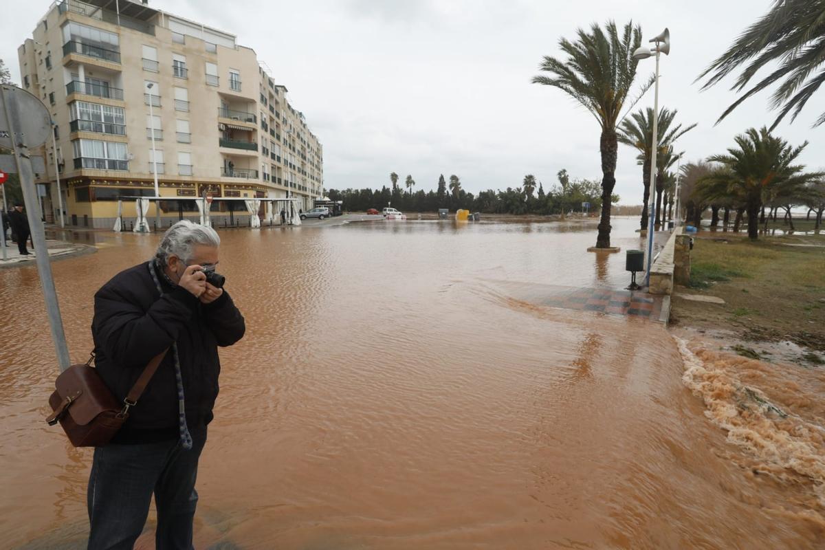 El agua inunda esta zona del paseo marítimo y la avenida del Mediterráneo.